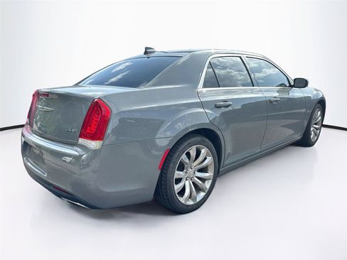 Used 2019 Chrysler 300 Touring w/ Chrome Appearance Package RWD image 4