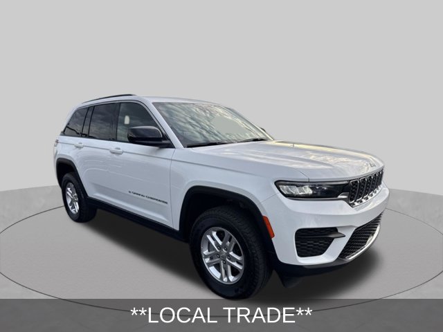 Used 2025 Jeep Grand Cherokee Laredo AWD/4WD image 3