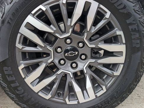 Certified 2025 Chevrolet Suburban Z71 w/ Comfort Package image 6