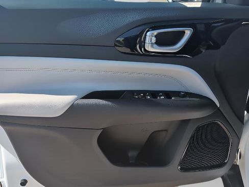 Certified 2024 Jeep Compass Limited image 8