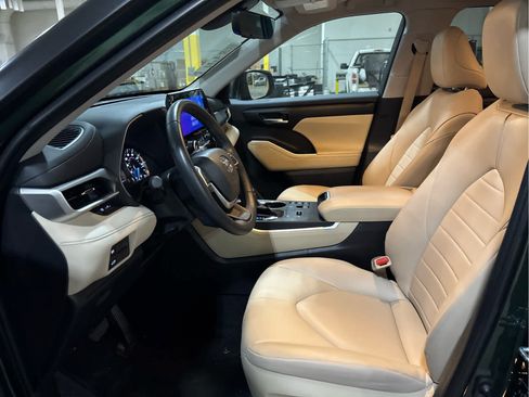 Used 2025 Toyota Highlander XLE AWD/4WD image 9