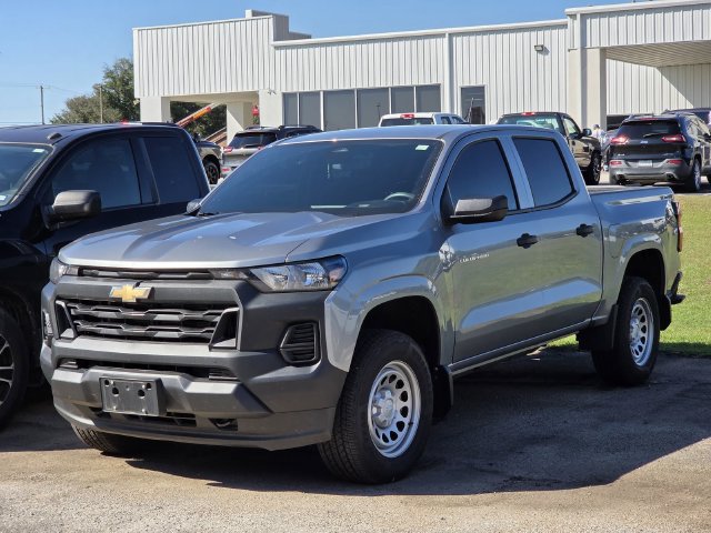 Used 2025 Chevrolet Colorado W/T w/ Advanced Trailering Package AWD/4WD image 3