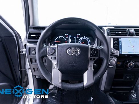 Used 2020 Toyota 4Runner SR5 AWD/4WD image 18