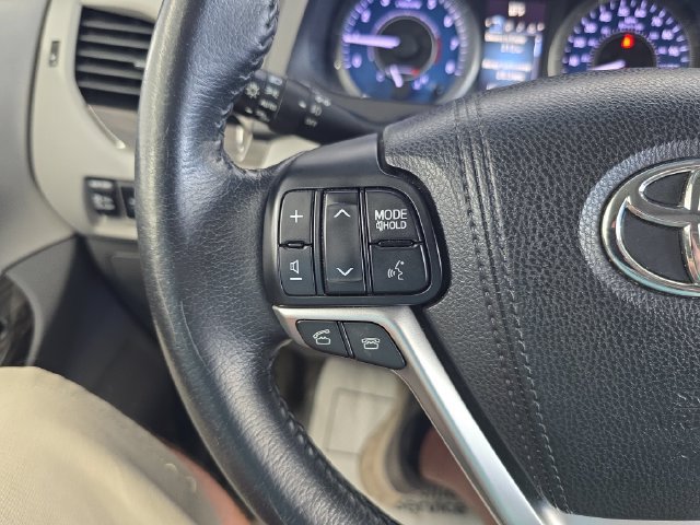 Used 2015 Toyota Sienna XLE Premium FWD image 21