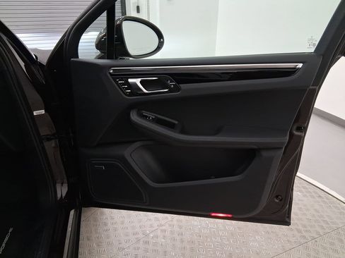 Used 2025 Porsche Macan image 34