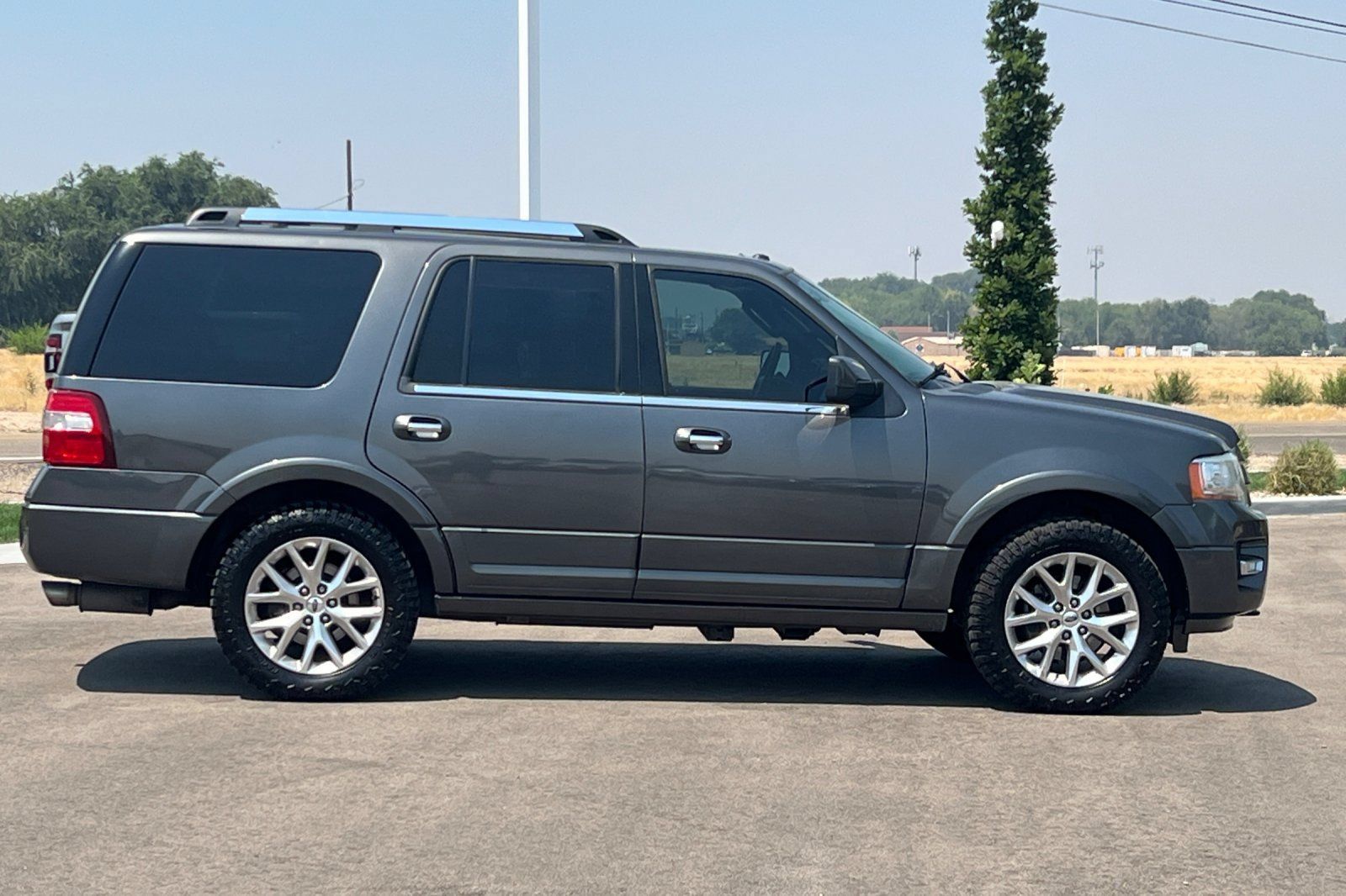 Used 2015 Ford Expedition Limited w/ Equipment Group 301A AWD/4WD image 3