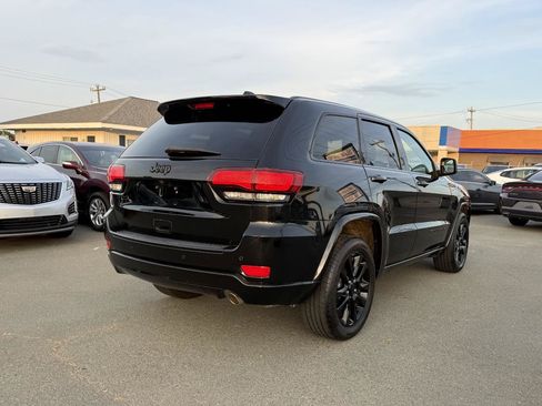 Used 2018 Jeep Grand Cherokee Altitude RWD image 6