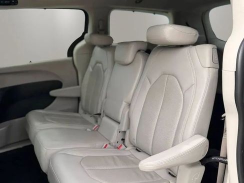 Used 2019 Chrysler Pacifica Touring-L FWD image 18