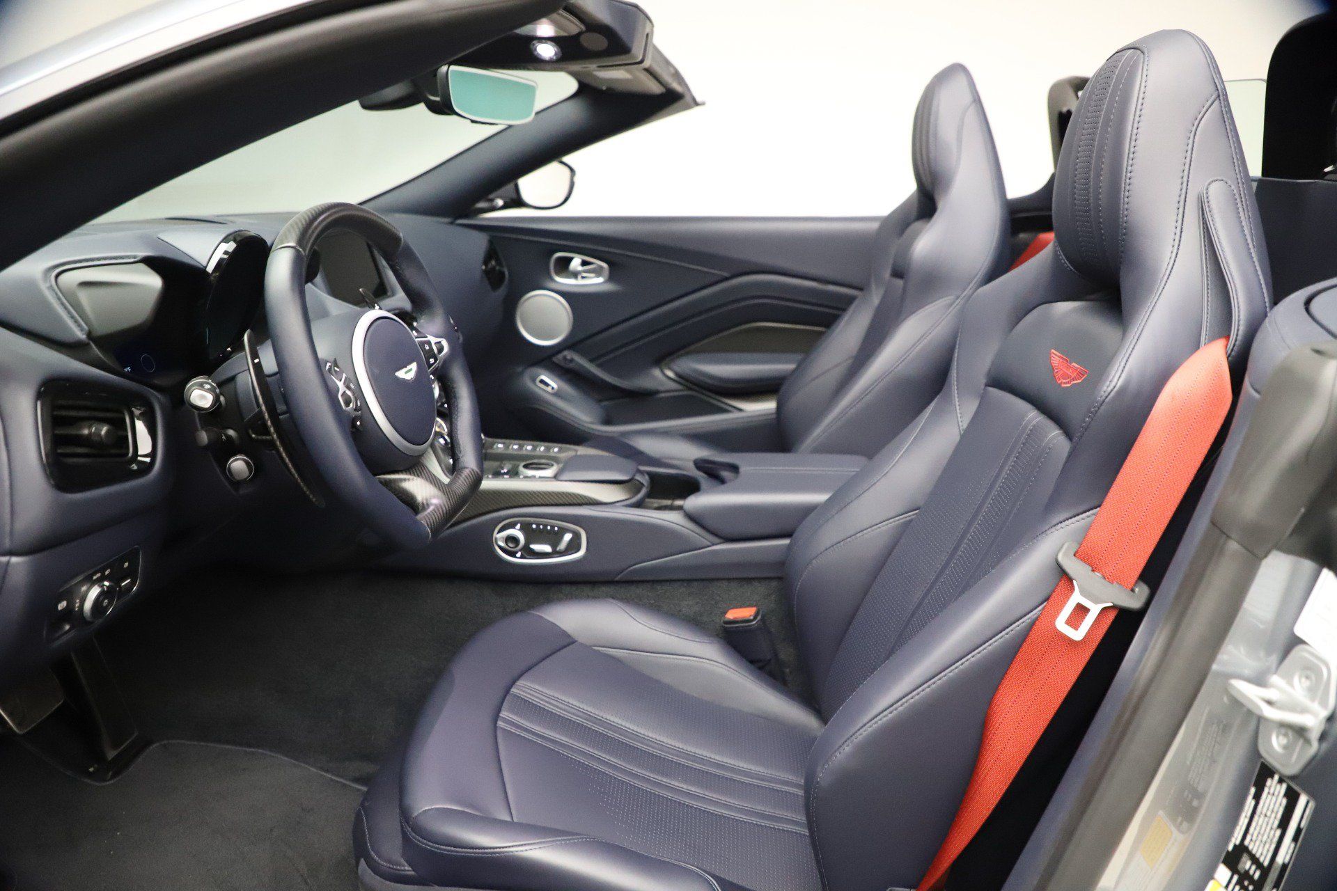 Used 2021 Aston Martin V8 Vantage Roadster RWD image 22