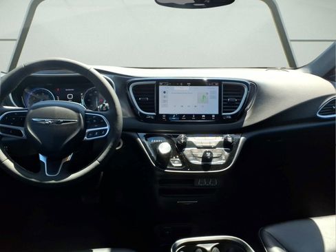 Used 2025 Chrysler Pacifica Select FWD image 11