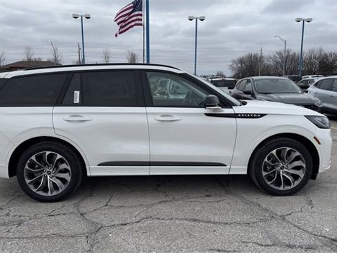 New 2026 Lincoln Aviator AWD w/ Jet Appearance Package image 9