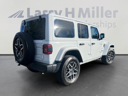 Used 2024 Jeep Wrangler Sahara image 5