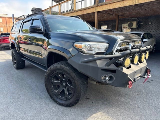 Used 2017 Toyota Tacoma TRD Sport w/ Tow Package (A/T) AWD/4WD image 3