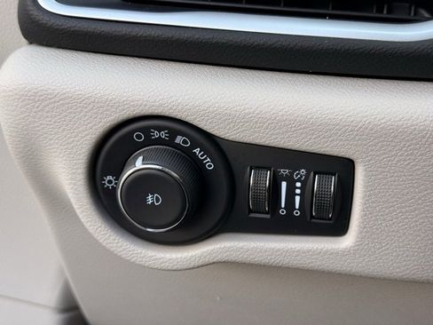 Used 2024 Chrysler Pacifica Touring-L image 20