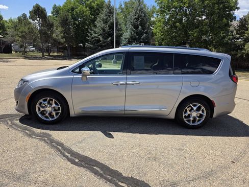 Used 2018 Chrysler Pacifica Limited FWD image 2