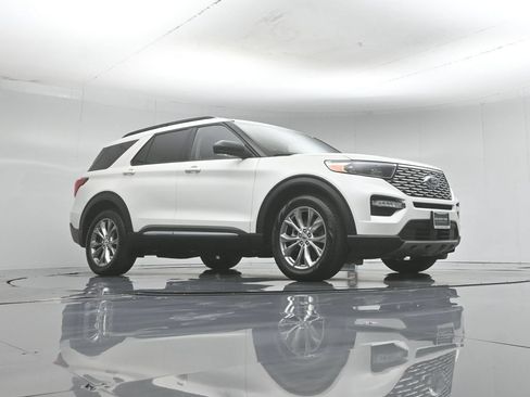 Certified 2021 Ford Explorer XLT w/ Equipment Group 202A RWD image 4