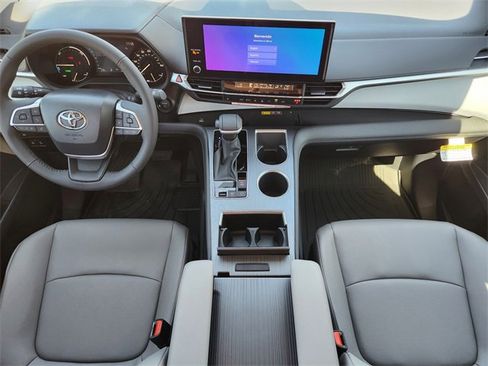 New 2026 Toyota Sienna XLE image 18