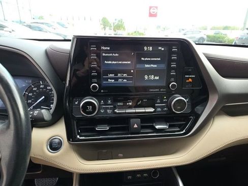 Used 2021 Toyota Highlander XLE image 19