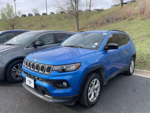 Used 2025 Jeep Compass Latitude image 2