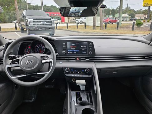 Used 2023 Hyundai Elantra SEL image 8