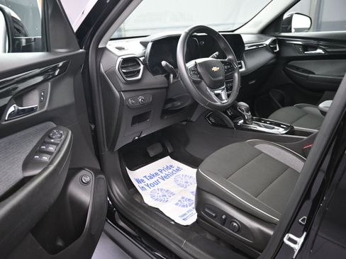 Used 2025 Chevrolet TrailBlazer LT w/ Convenience Package FWD image 9