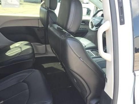 Used 2024 Chrysler Pacifica Limited FWD image 31