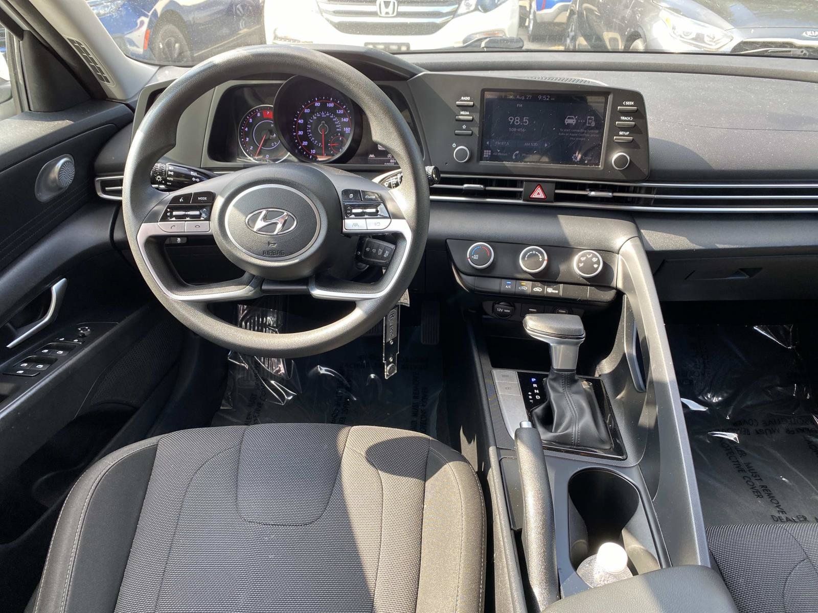 Used 2021 Hyundai Elantra SE FWD image 9