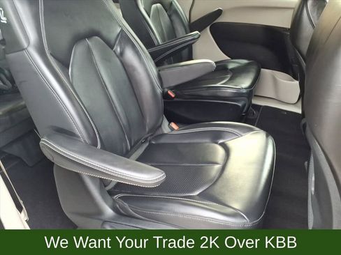 Used 2023 Chrysler Pacifica Touring-L image 24