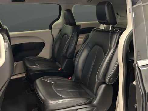 Used 2022 Chrysler Pacifica Touring-L FWD image 23