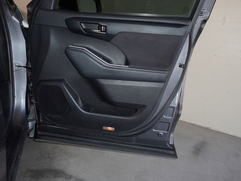 Used 2022 Toyota Highlander LE image 41