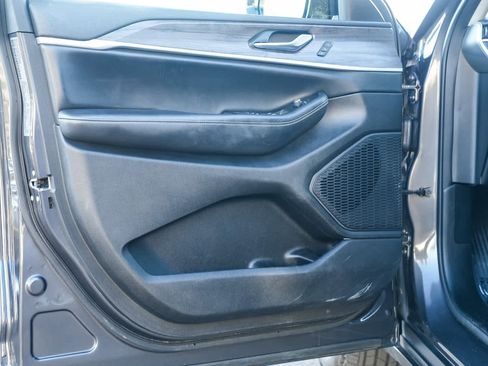 Used 2023 Jeep Grand Cherokee Limited w/ Luxury Tech Group II image 19