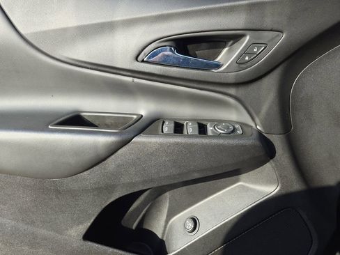 Used 2020 Chevrolet Equinox LT image 18