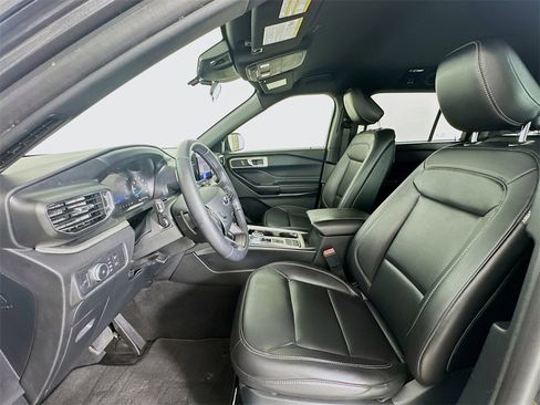 Used 2020 Ford Explorer XLT w/ Equipment Group 202A image 10