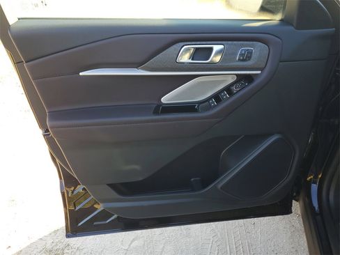 New 2026 Ford Explorer Platinum image 5