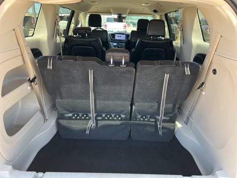 Used 2023 Chrysler Pacifica Touring-L FWD image 17