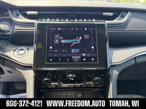Used 2025 Jeep Grand Cherokee Altitude AWD/4WD image 18