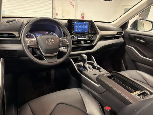 Used 2022 Toyota Highlander XLE FWD image 27