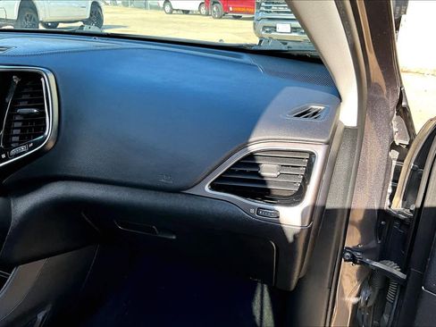 Used 2020 Jeep Cherokee Limited image 16