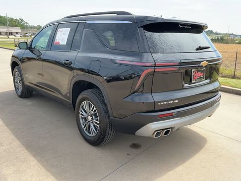 Used 2025 Chevrolet Traverse LT FWD image 6