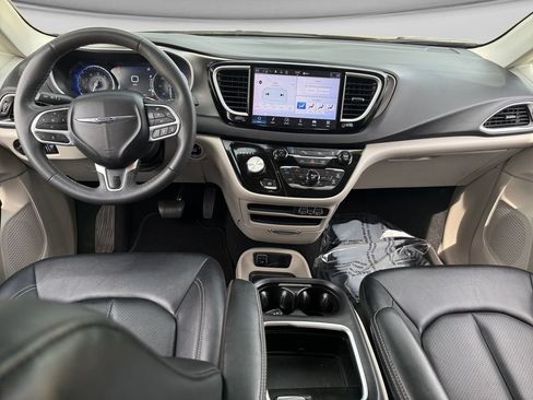 Used 2024 Chrysler Pacifica Touring-L FWD image 20