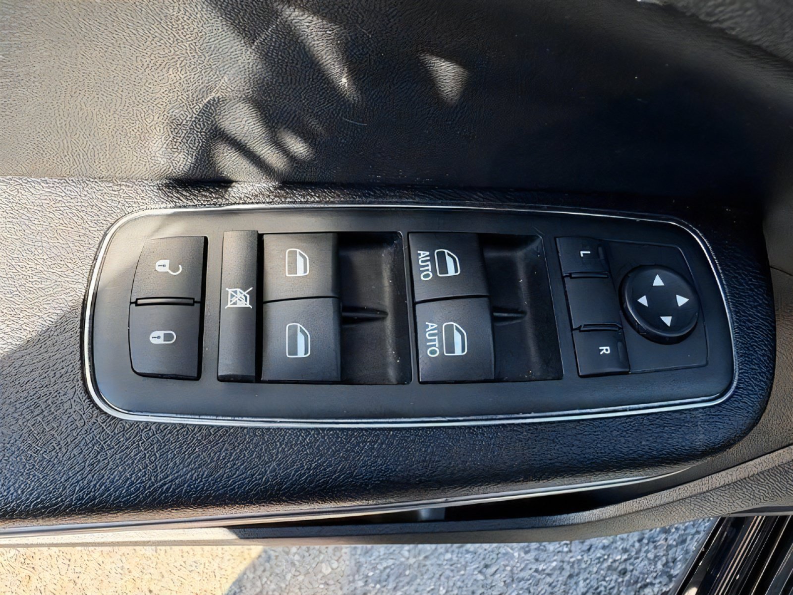 Used 2011 Chrysler 300 C RWD image 14