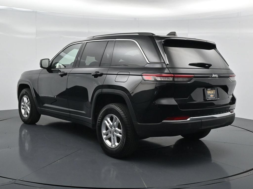Used 2023 Jeep Grand Cherokee Laredo RWD image 5