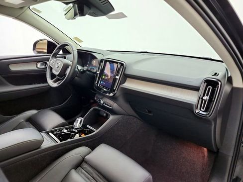 Certified 2025 Volvo XC40 B5 Plus AWD/4WD image 17