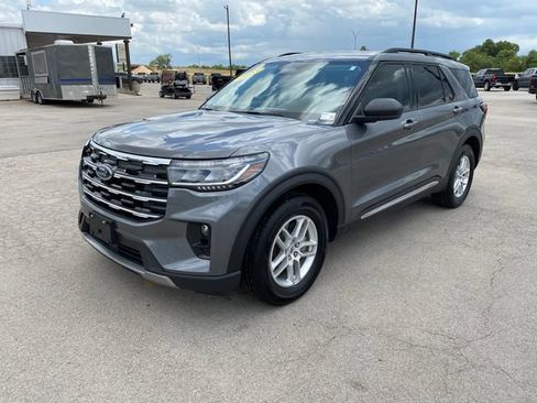 Used 2025 Ford Explorer Active w/ Active Comfort Package RWD image 2