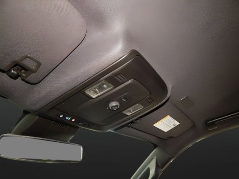 Used 2025 Chevrolet Suburban Z71 image 33