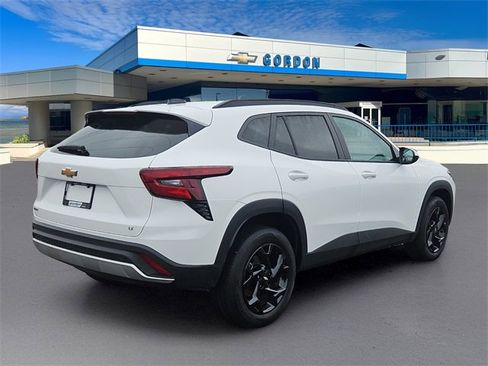 Used 2025 Chevrolet Trax LT w/ LT Convenience Package image 8