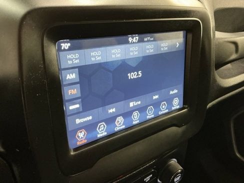 Used 2018 Jeep Renegade Latitude image 23