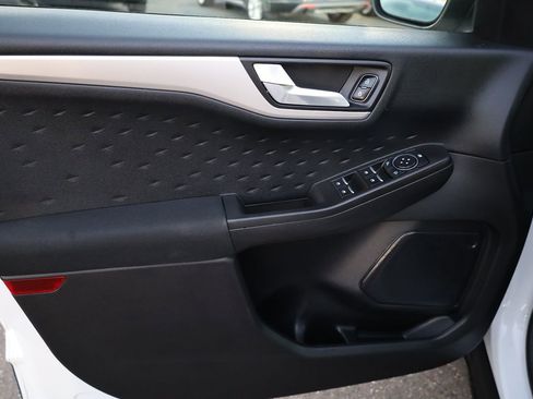 Used 2020 Ford Escape SE image 9