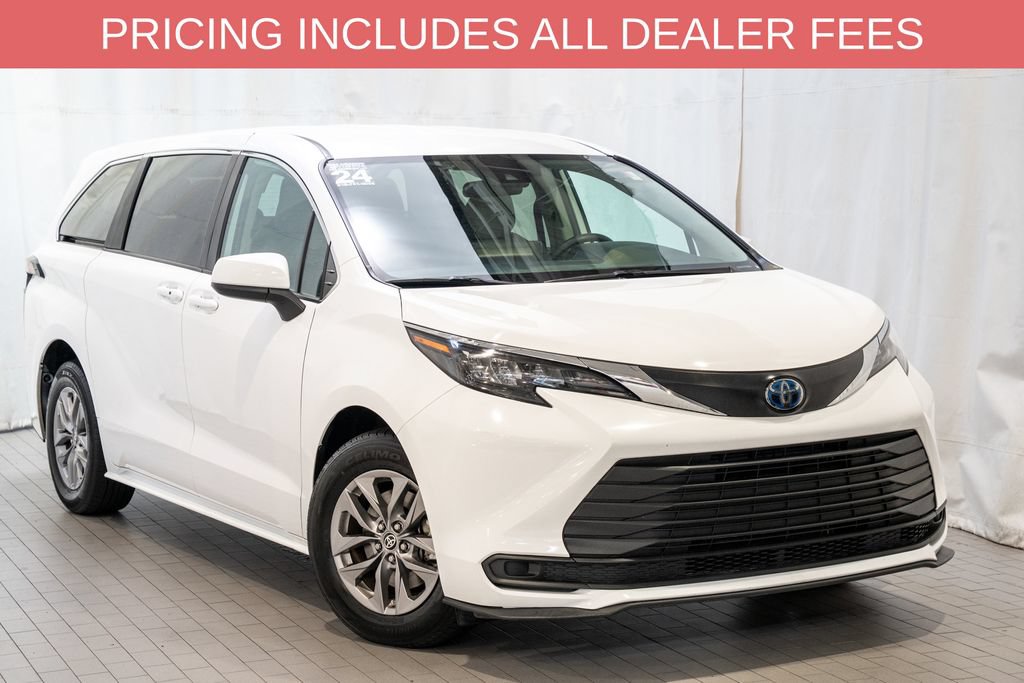 Used 2024 Toyota Sienna LE FWD image 1