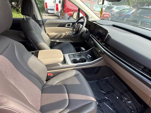 Used 2026 Kia Carnival FWD image 11